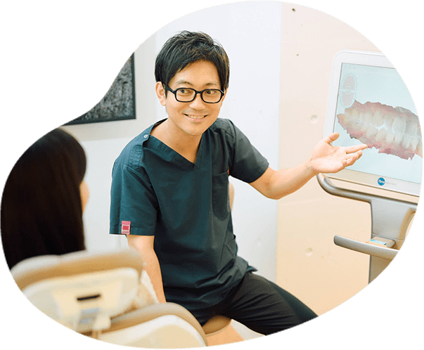 患者に説明するあお歯科クリニック大塚の三浦院長