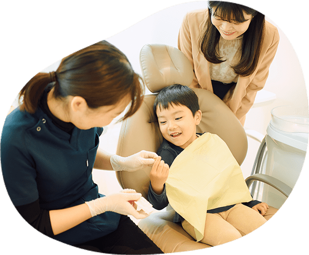 笑顔の小児矯正患者と歯科医師｜小児矯正も患者様に寄り添って行います