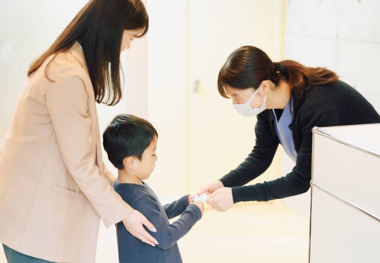 お子様に優しく接する歯科スタッフ｜和やかな雰囲気でアットホームな歯医者です