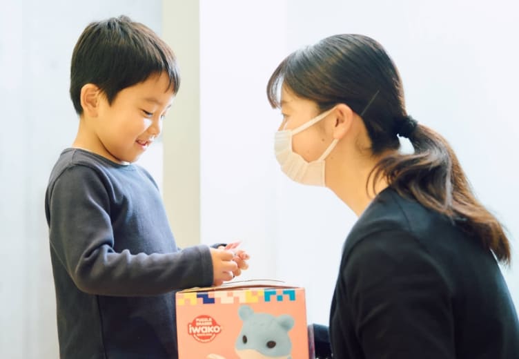プレゼントを受け取る子ども｜子どもが楽しく通えるようキッズスペースやプレゼントをご用意しています