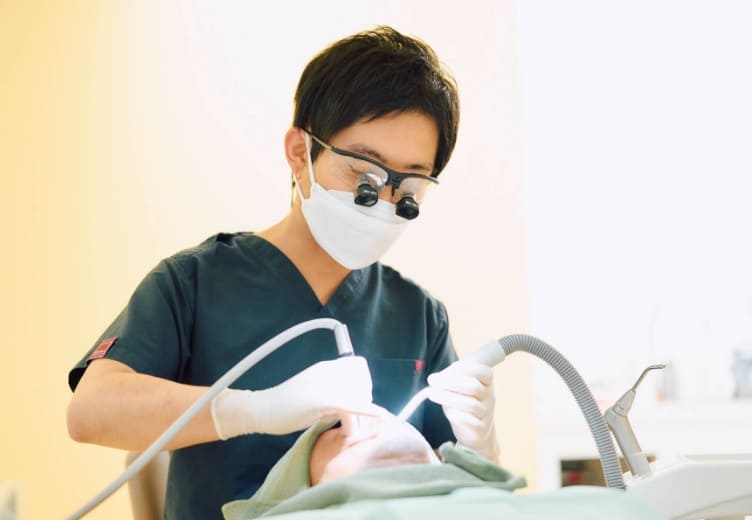 治療をする歯科医師｜患者様に寄り添った丁寧な治療を心がけます